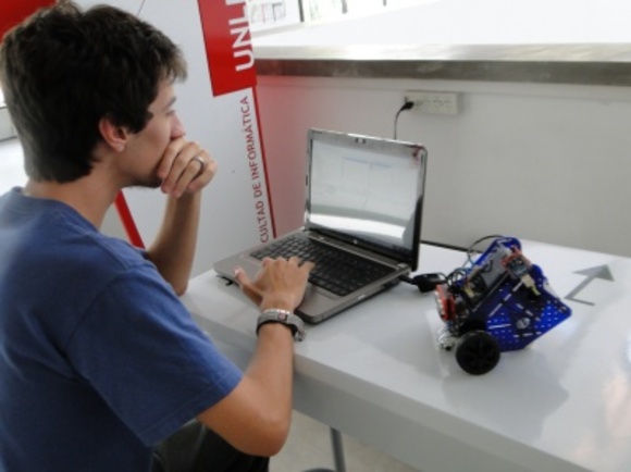 Alumnos de la Facultad de Informática aprendiendo a programar con robots