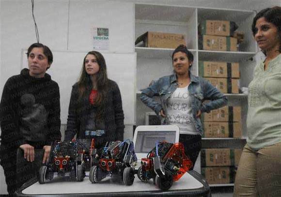 Crean juegos de PC educativos y robots en una escuela de Berisso  